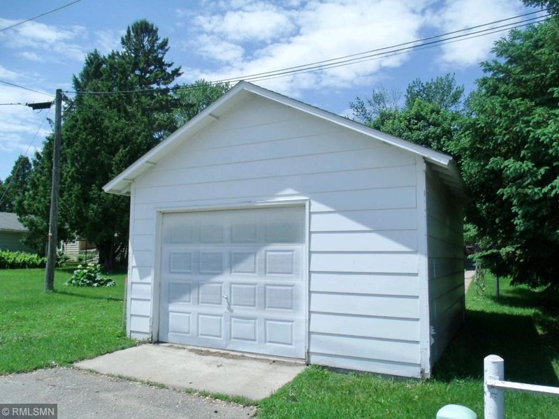 918 Baxter Ave N, Glencoe, MN 55336