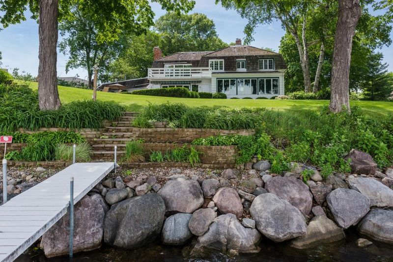 2315 Old Beach Rd, Wayzata, MN 55391