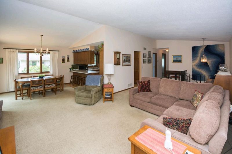 2972 Vanderbie St, Little Canada, MN 55117