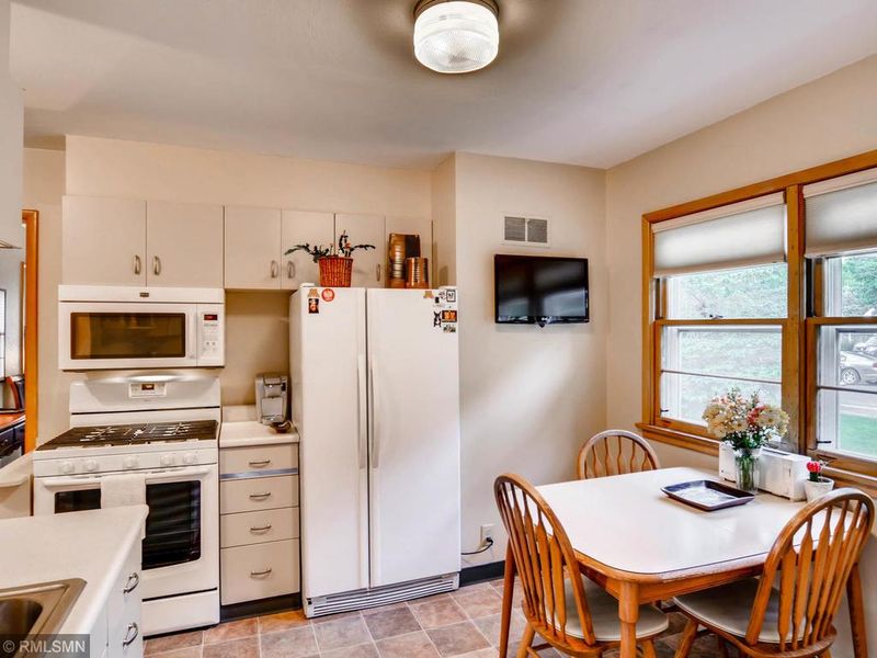 793 Mcknight Rd N, Saint Paul, MN 55119