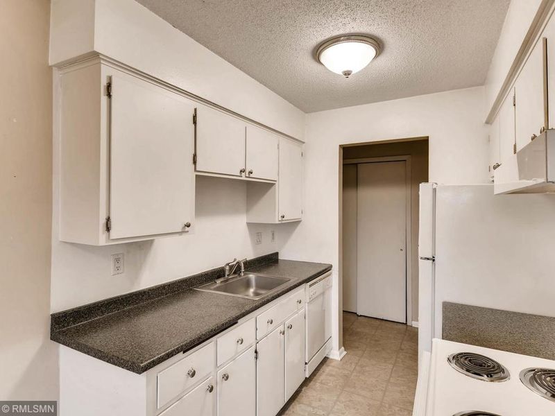 933 11th Ave S #5, Hopkins, MN 55343