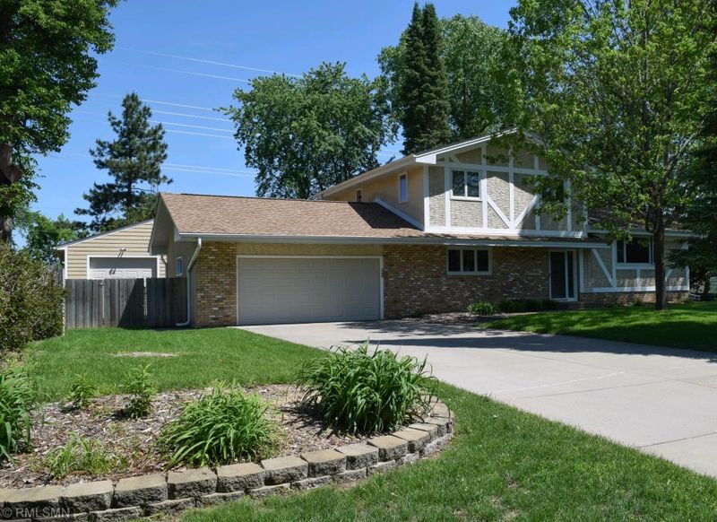 15610 9th Ave N, Plymouth, MN 55447