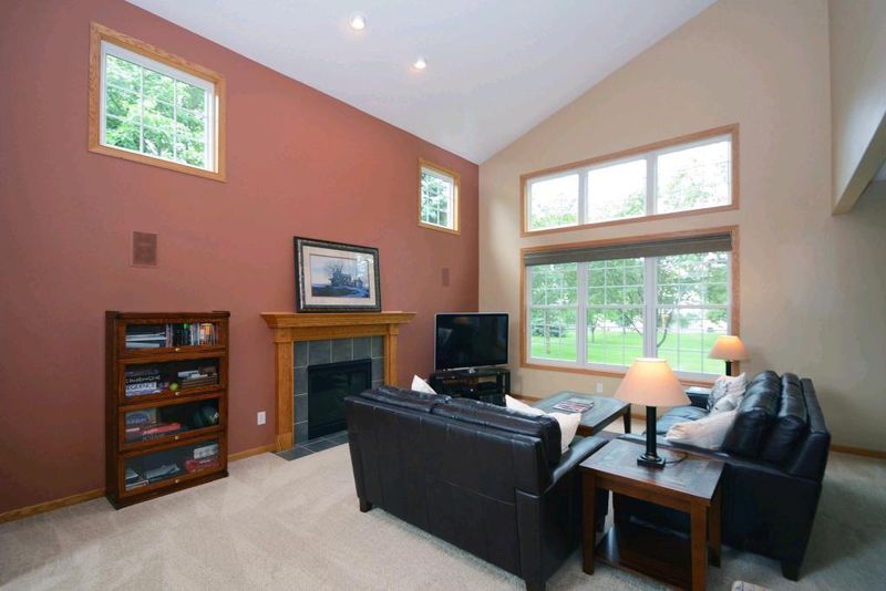 3900 Darling Dr, Woodbury, MN 55125
