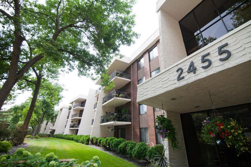 2455 Londin Ln E #319, Maplewood, MN 55119