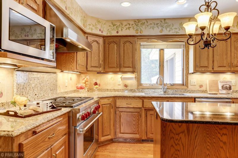 865 Ferndale St S, Maplewood, MN 55119