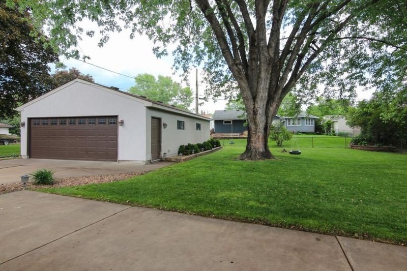 2700 Delaware Ave, Maplewood, MN 55109