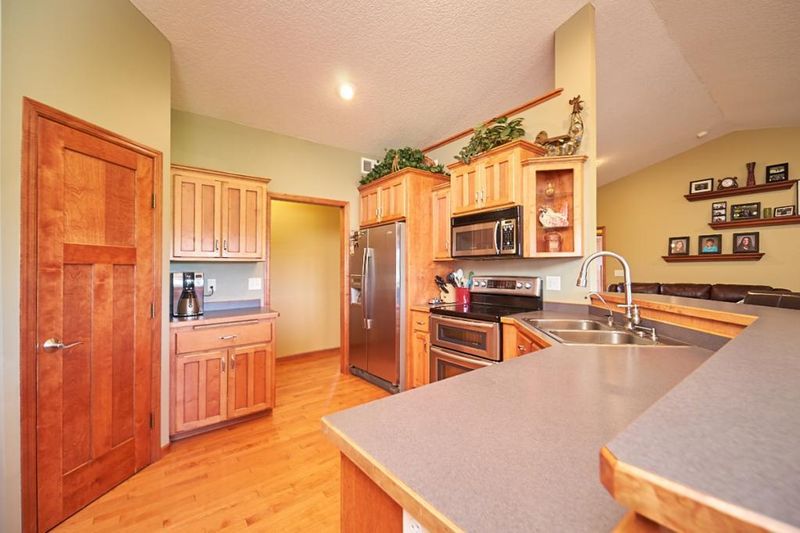 38 97th St NW, Monticello, MN 55362