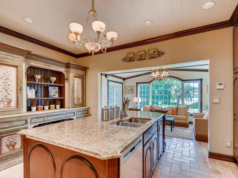15 Oriole Ln, North Oaks, MN 55127
