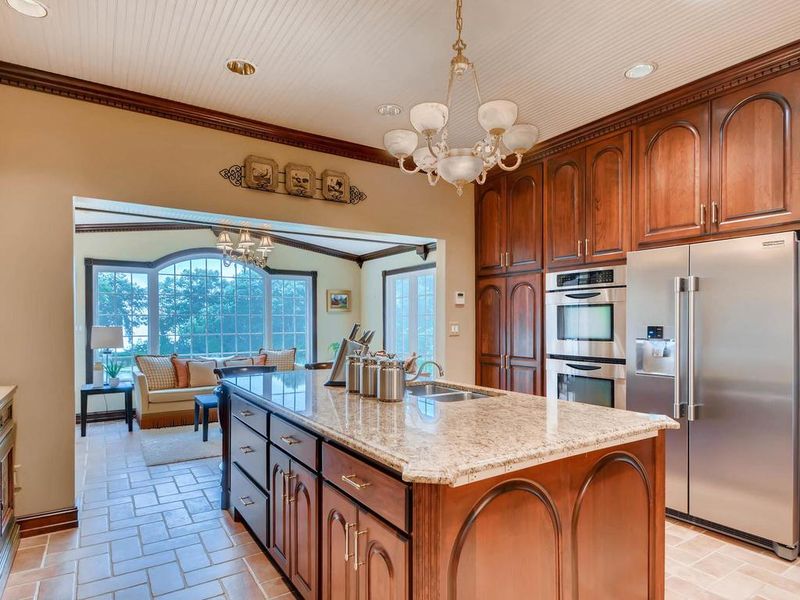15 Oriole Ln, North Oaks, MN 55127