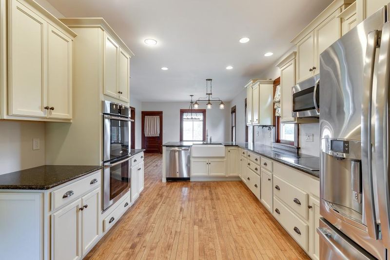 4675 Creek Rd, Chaska, MN 55318