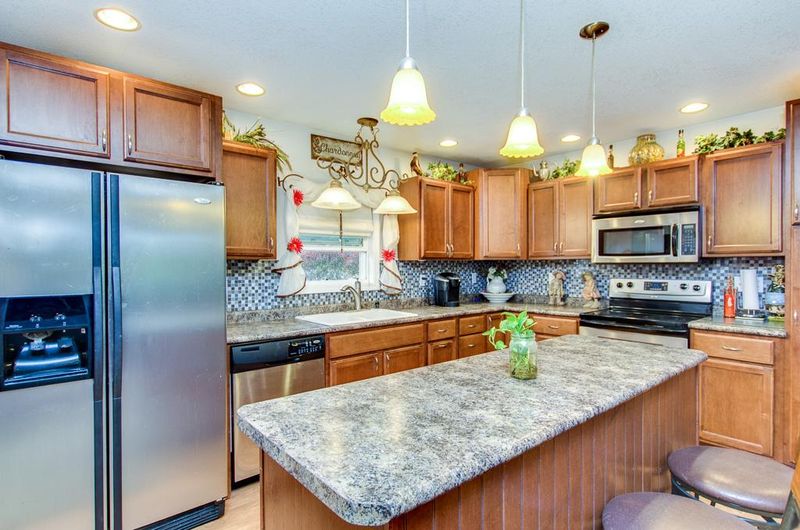 601 Glenbrook Ave N, Oakdale, MN 55128