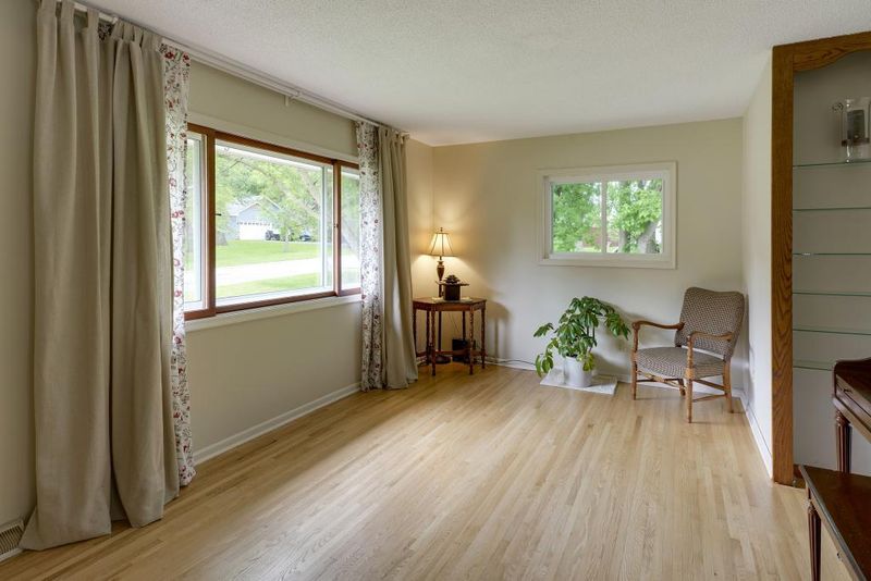 814 87th Ln NW, Coon Rapids, MN 55433