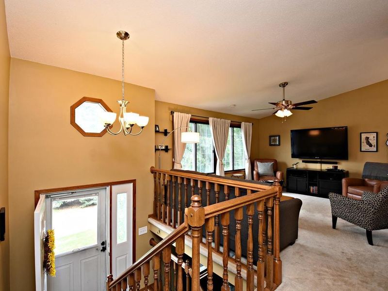 7651 13th St N, Oakdale, MN 55128