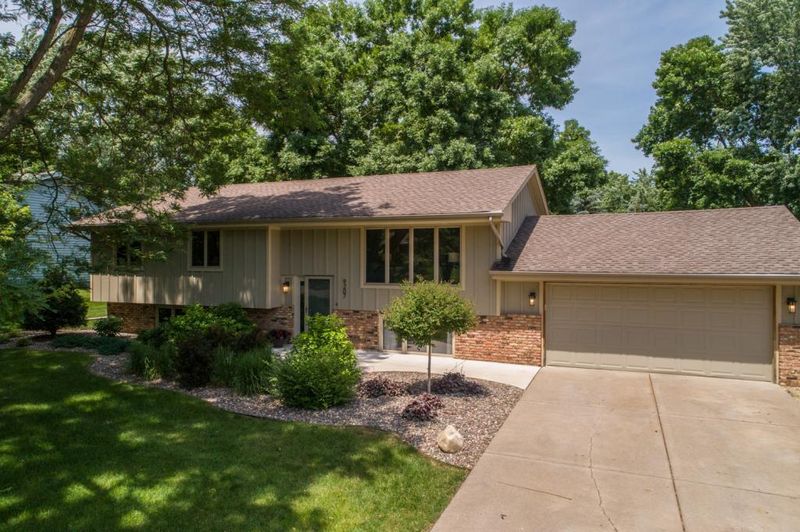 9207 Yucca Ln N, Maple Grove, MN 55369