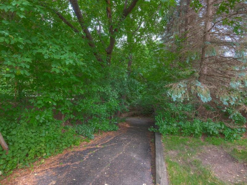 10600 Lake Fall Dr, Eden Prairie, MN 55347