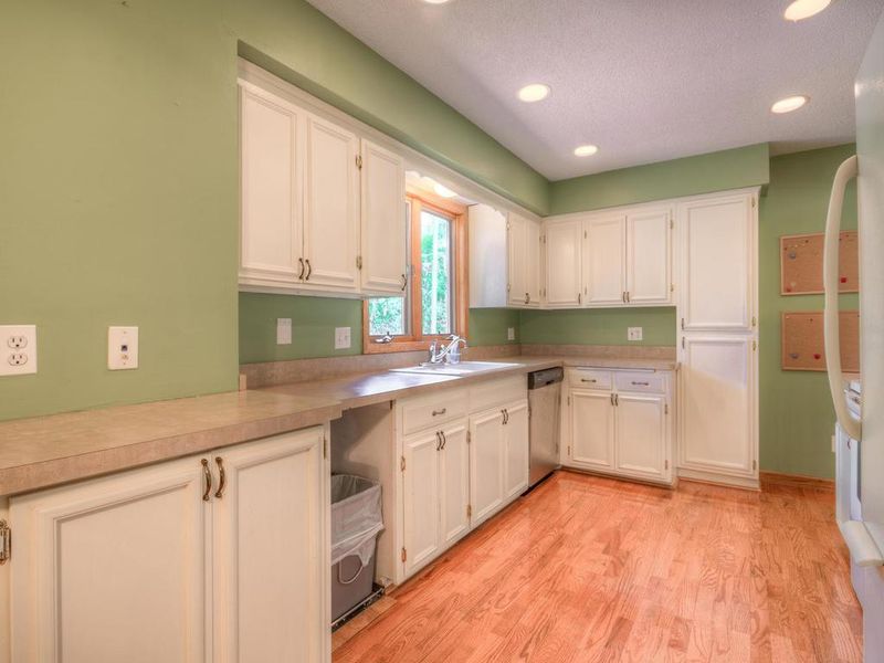 160 Maple Island Rd, Burnsville, MN 55306