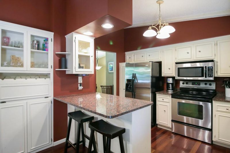 710 Sycamore Ln N, Plymouth, MN 55441