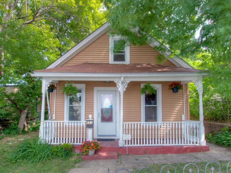 653 Lawson Ave E, Saint Paul, MN 55106