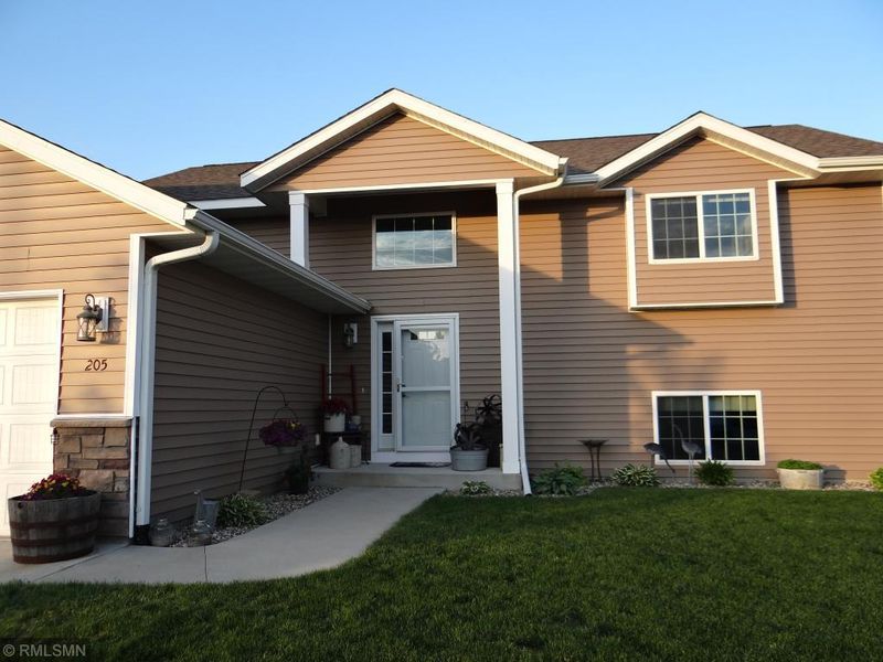 205 Harbor Hill Dr, Mankato, MN 56001