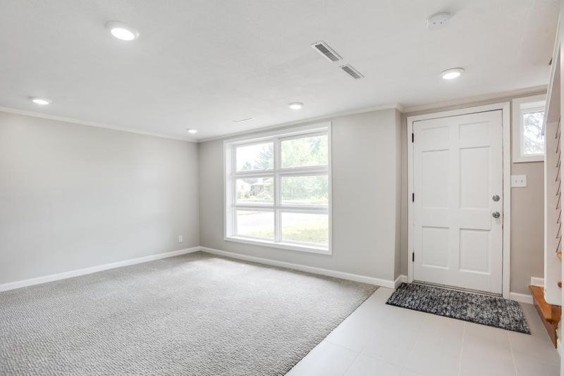 2211 Draper Ave, Roseville, MN 55113