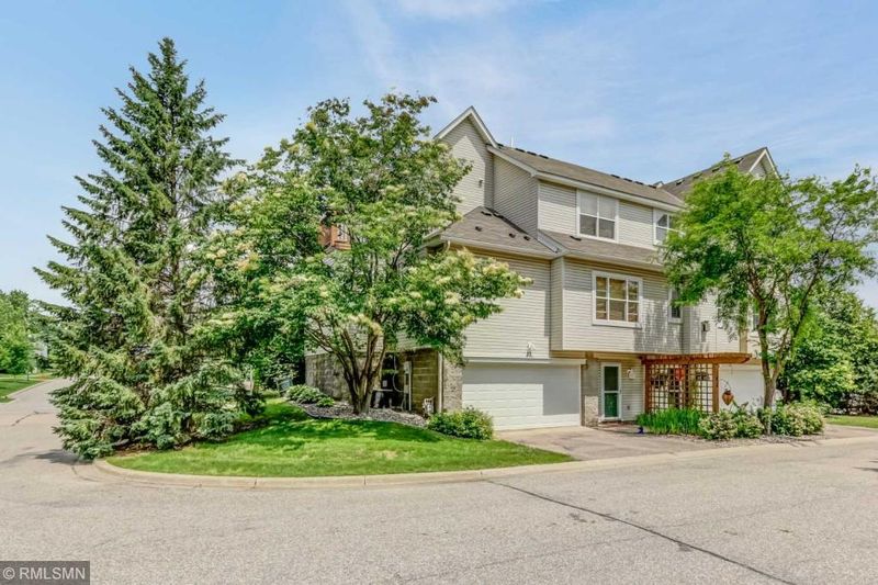 10 River Bend Pl, Chaska, MN 55318