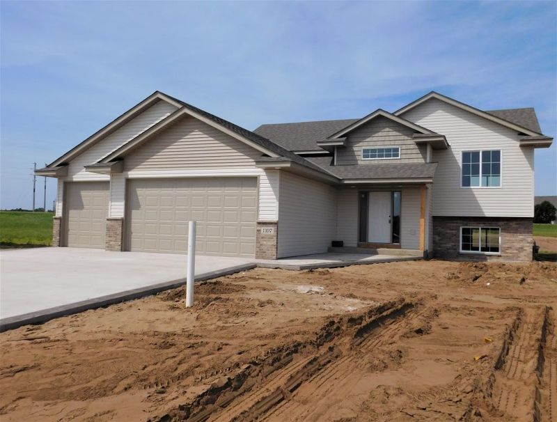 1107 8th Ave SW, Isanti, MN 55040
