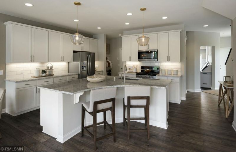 725 Maggie Way, Chanhassen, MN 55317
