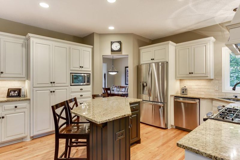 8096 Crescent Ct, Eden Prairie, MN 55347