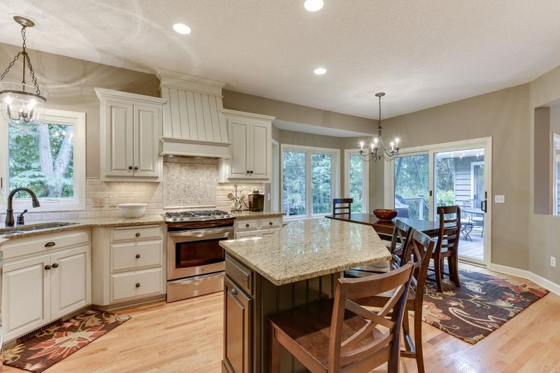 8096 Crescent Ct, Eden Prairie, MN 55347