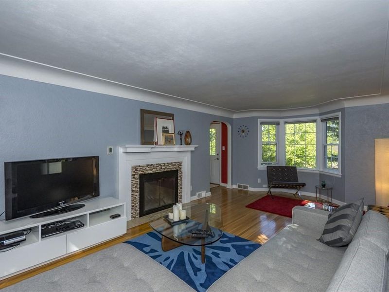 2713 E 2nd St, Duluth, MN 55812