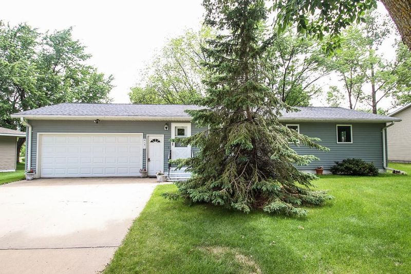 914 E 1st St S, Melrose, MN 56352