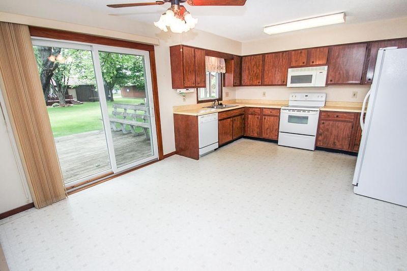 914 E 1st St S, Melrose, MN 56352