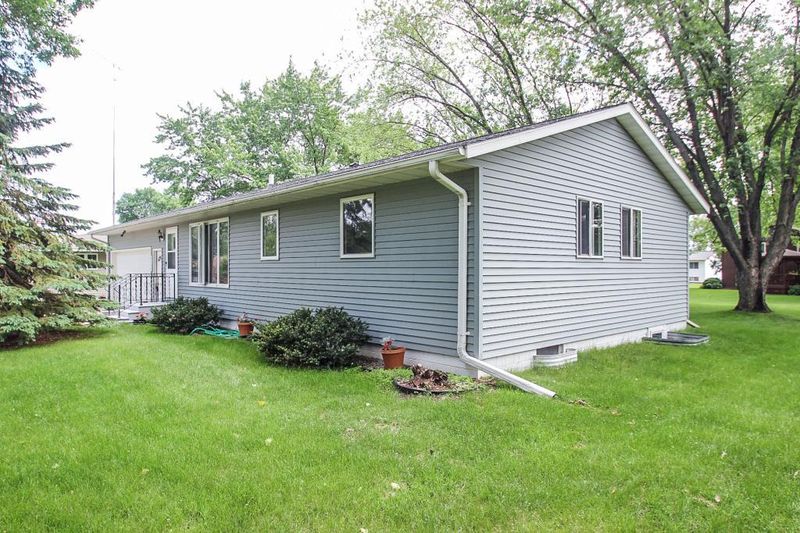 914 E 1st St S, Melrose, MN 56352