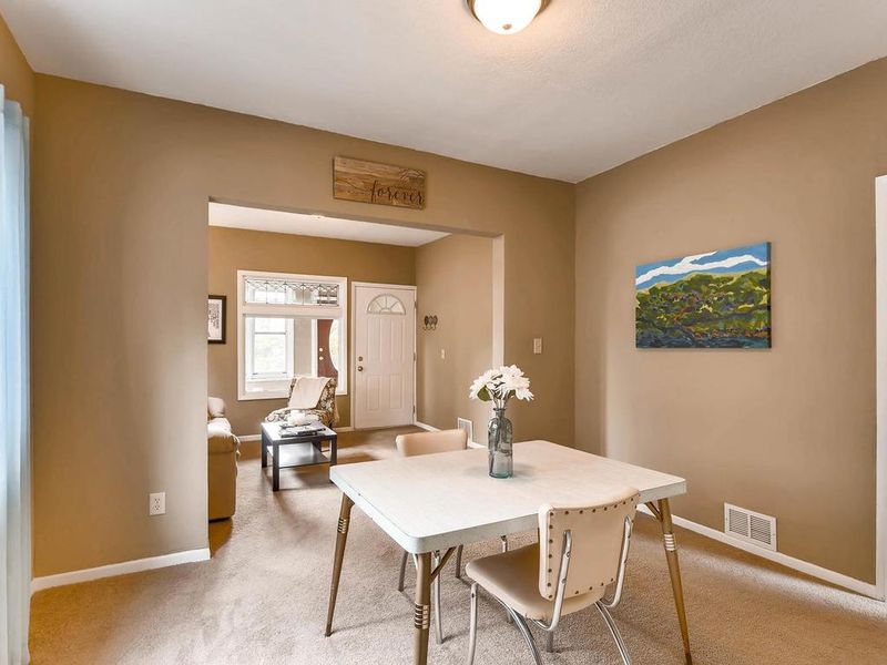 1073 Earl St, Saint Paul, MN 55106