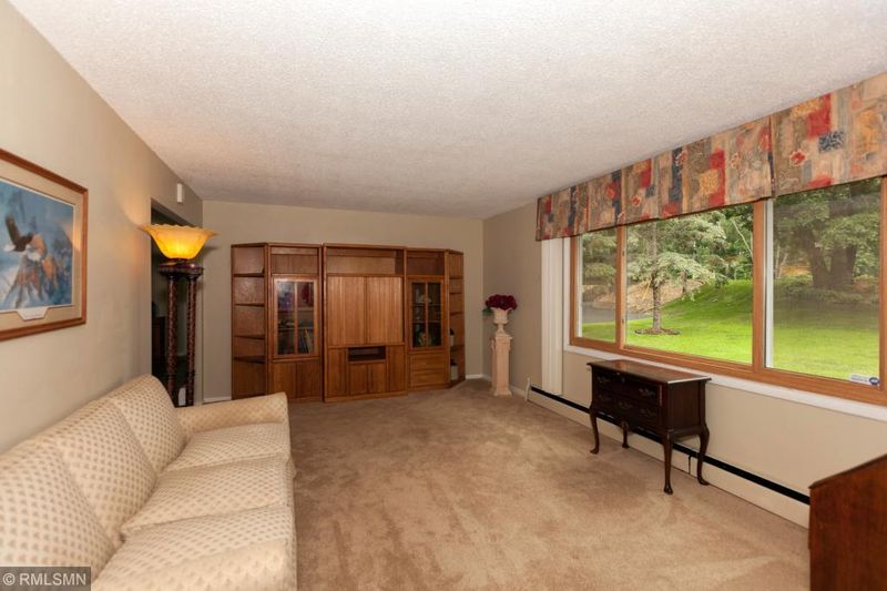 752 N Oak Dr, Vadnais Heights, MN 55127