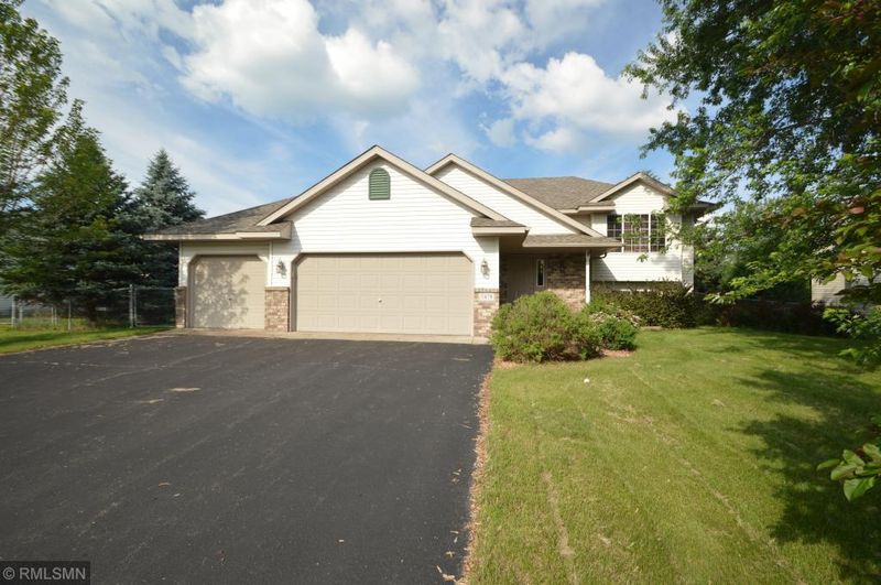 7478 Wellington Dr, North Branch, MN 55056