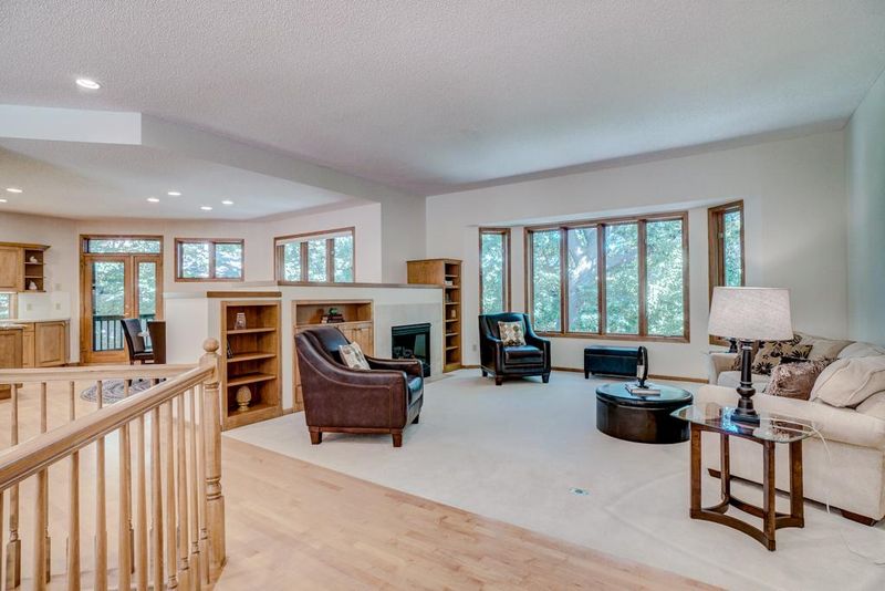 15 Summit Ridge Dr, North Oaks, MN 55127