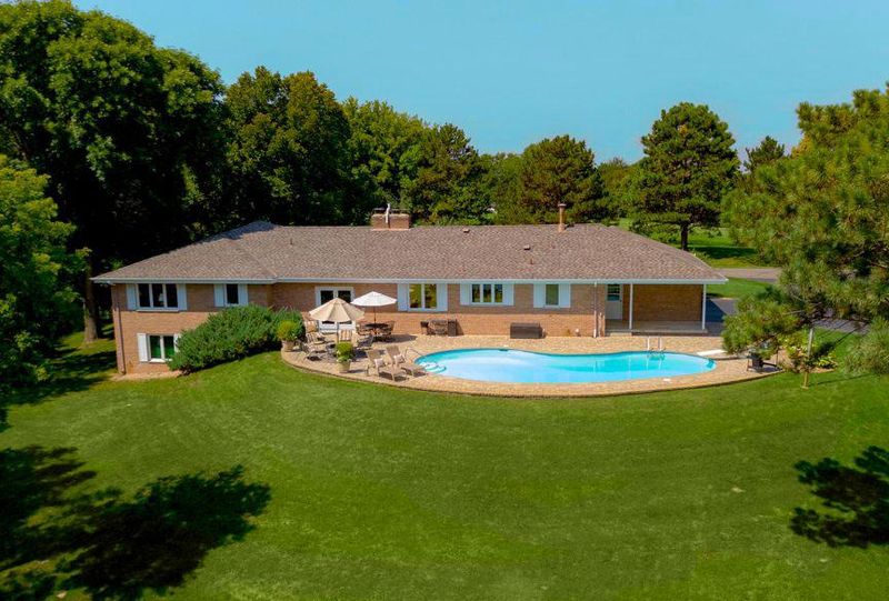 6 Badger Ln, North Oaks, MN 55127