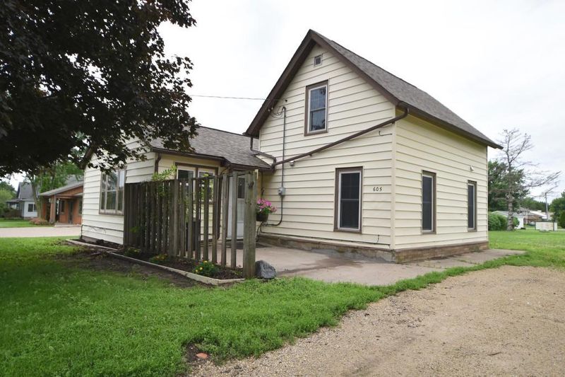 605 1st St, Bellchester, MN 55027