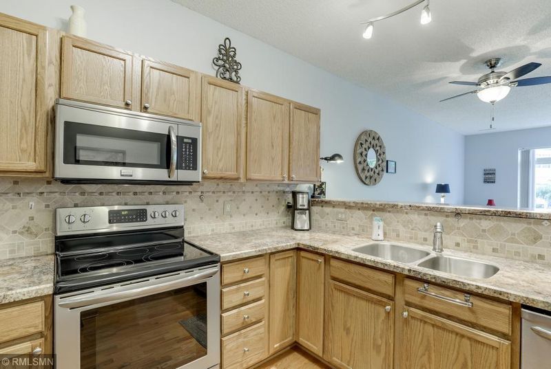 651 Providence Dr, Shakopee, MN 55379