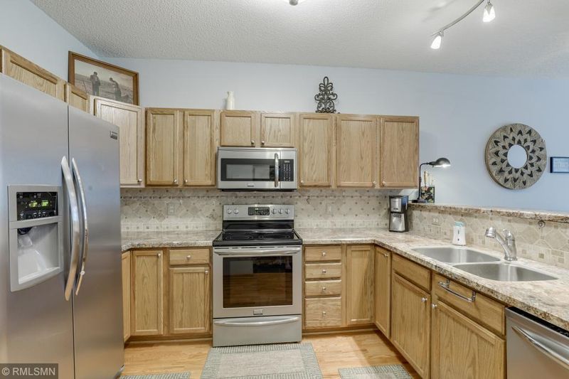 651 Providence Dr, Shakopee, MN 55379