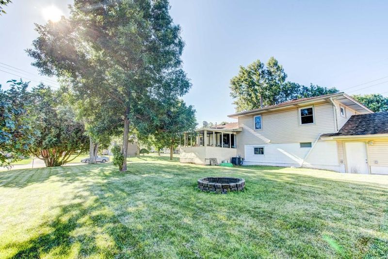 2073 Shale Ln, Eagan, MN 55122