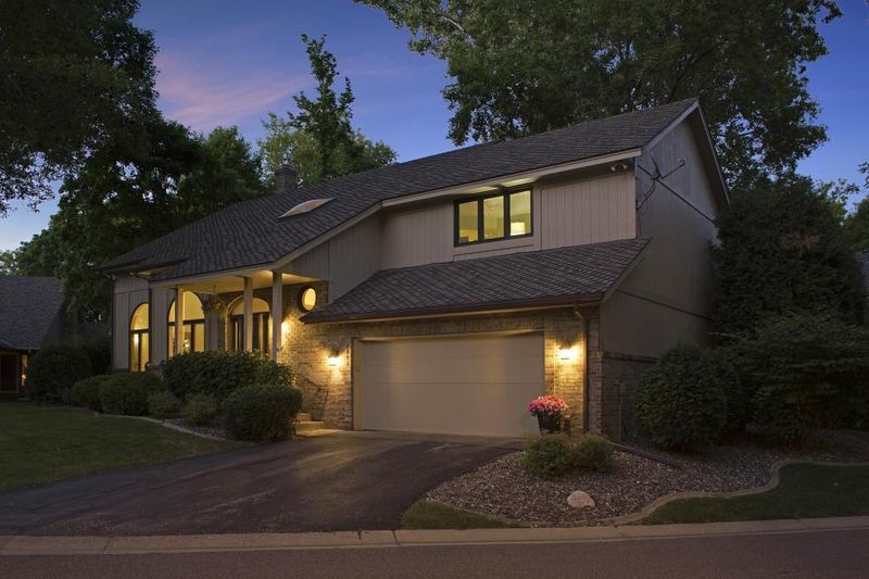 1111 Hollybrook Dr, Wayzata, MN 55391