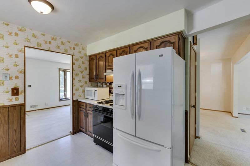 1253 Grospoint Ave N, Oakdale, MN 55128