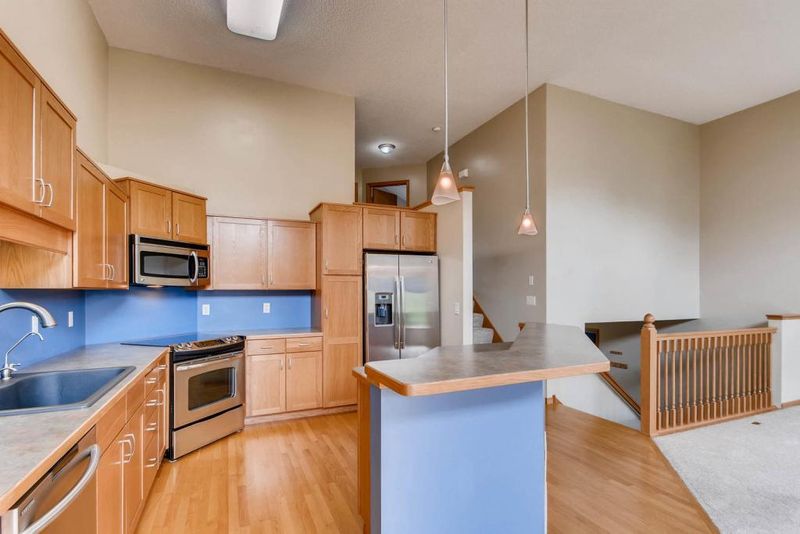 612 Crane Creek Ln, Eagan, MN 55121