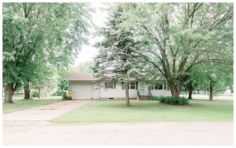 316 4th St S, Royalton, MN 56373