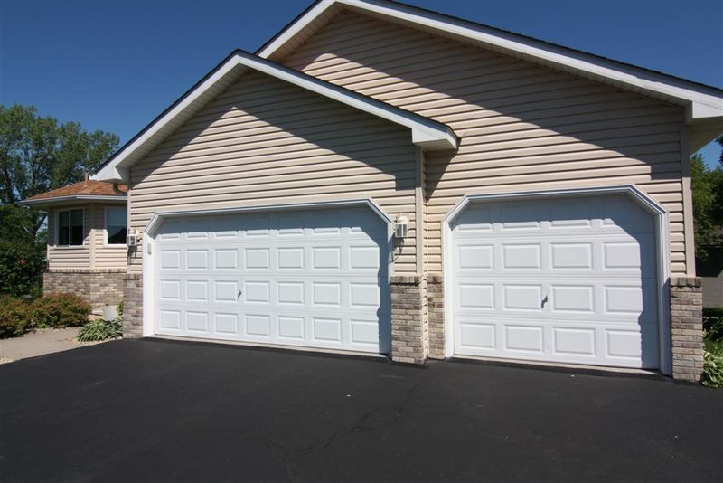 7341 Deer Pass Dr, Centerville, MN 55038