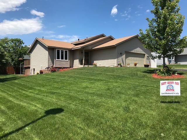 705 Koehnen Dr, Chaska, MN 55318