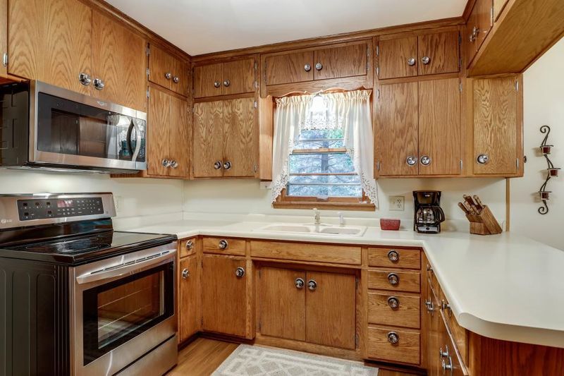 5775 Tower Dr, Woodbury, MN 55129