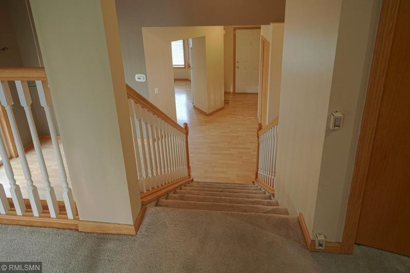 318 Parkview Ln S, Maplewood, MN 55119
